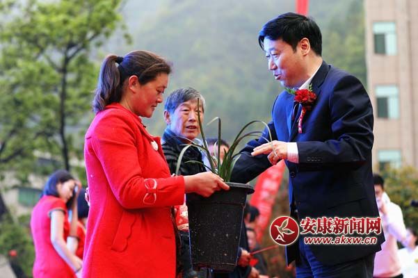 412ڮ(dng)eеmչʾ(hu)(hu)ͨ^(gu)xu(mi)(dng)10ؚٛ(zng)m.jpg